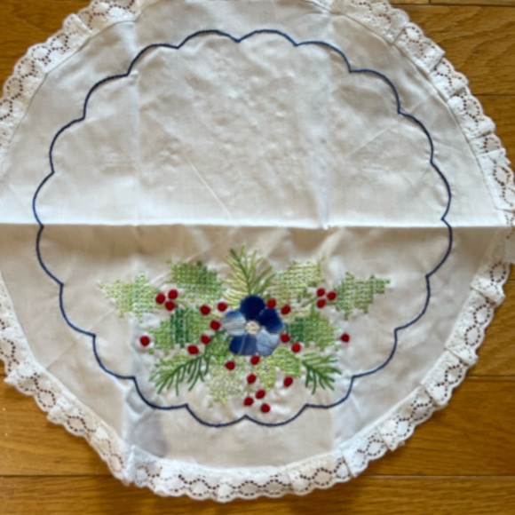 Embroidered Dresser Scarf Runner and Doily Set. New. Bucilla - Picture 2 of 7
